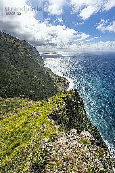 Ausblick auf Steilküste mit Klippen und Meer  Küstenlandschaft  Aussichtspunkt Ponta da Leideira  bei Calhau das Achadas  Madeira  Portugal  Europa