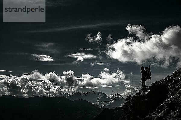 Bernina Gruppe mit Bergsteiger und Engadiner Berge mit Wolkenhimmel  St Moritz  Engadin  Graubünden  Schweiz  Europa