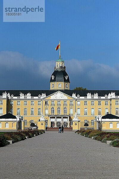 Fassade des Karlsruher Barockschlosses mit Garten an einem Sommertag mit blauem Himmel  Karlsruhe  Deutschland  Europa