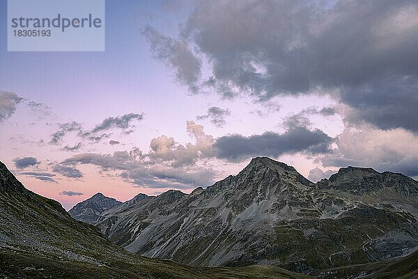 Engadiner Berge mit Wolkenhimmel bei blauer Stunde  St Moritz  Engadin  Graubünden  Schweiz  Europa