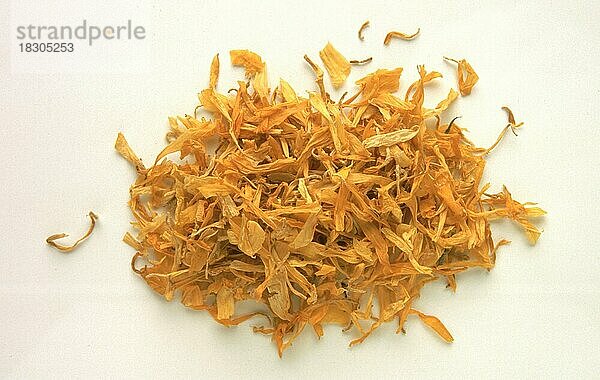 Getrocknete Ringelblume (Calendula officinalis)  In der Naturheilkunde werden die getrockneten Blütenkörbchen. Verabreicht werden sie in Form von Teeaufgüssen  wässrigen Auszügen  Tinkturen  Extrakten und Salben. Präparate werden zur äußerlichen Anwendung bei Hautentzündungen  zur Wundheilung  bei Quetschungen  Furunkeln und Ausschlägen angeboten. Bei Magen- und Darmgeschwüren und bei Menstruationsbeschwerden werden sie innerlich angewendet  Heilpflanzliche Anwendung ohne Gewähr