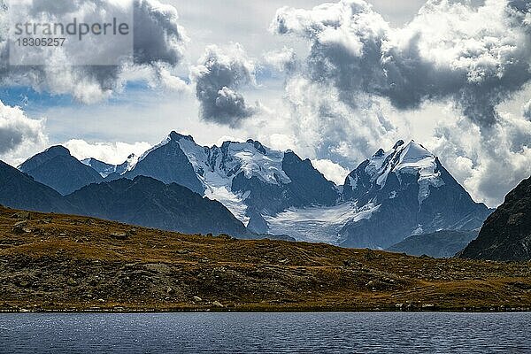 Bergsee Lej Suvretta mit Bernina Gruppe und Engadiner Bergen mit Wolkenhimmel  St Moritz  Engadin  Graubünden  Schweiz  Europa