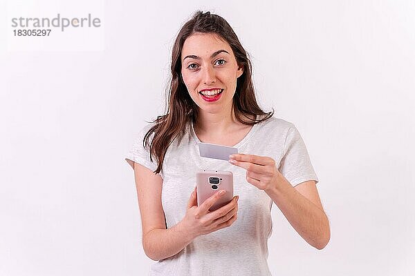 Kaukasische Frau macht eine Zahlung mit einer Kreditkarte auf weißem Hintergrund  Online-Shopping-Konzept