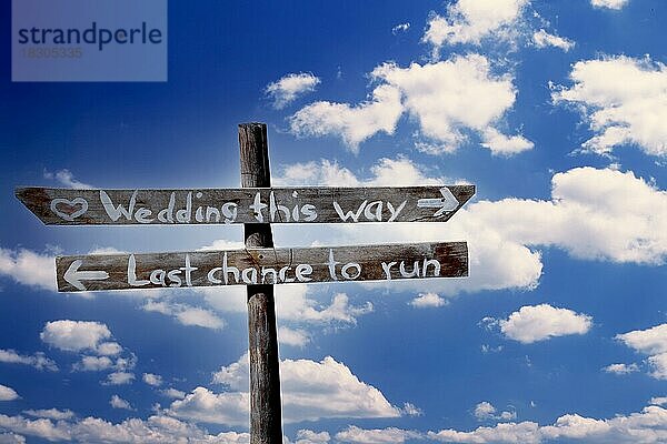 Humorschild an einer Hochzeitslocation  nach rechts gehts zur Hochzeit  nach links die letzte Chance zum Weglaufen