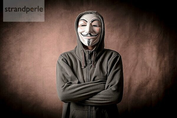 Mann mit anonymer Maske mit Sweatshirt  Studioaufnahme