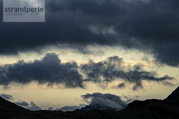 Dramatische Wolken über Engadiner Bergen bei blauer Stunde  St Moritz  Engadin  Graubünden  Schweiz  Europa