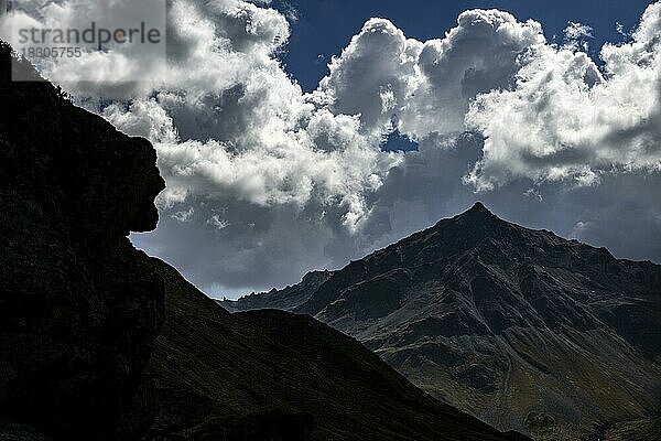 Markanter Gipfel des Piz de Agnel mit Wolkenhimmel im Gegenlicht  St Moritz  Engadin  Graubünden  Schweiz  Europa