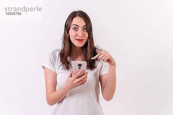 Kaukasische Frau  die auf ein Telefon zeigt  vor einem weißen Hintergrund  Technologiekonzept