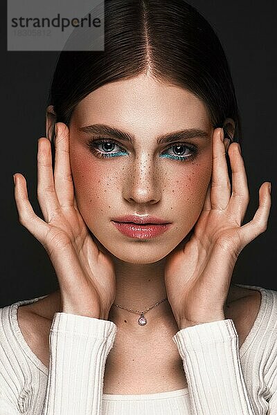 Schönes Mädchen mit kreativen bunten Make-up. Schönes Gesicht. Fotos im Studio geschossen