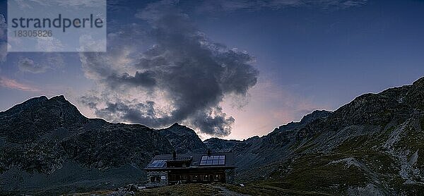 Berghütte Chamanna Jenatsch  bei blauer Stunde  St Moritz  Engadin  Graubünden  Schweiz  Europa