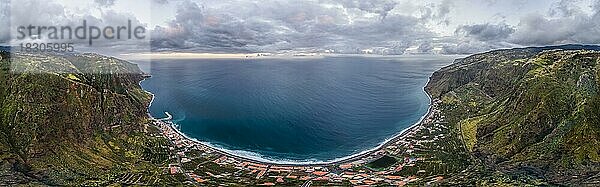 Panorama  Luftaufnahme  Stadtansicht Paul do Mar  Miradouro da Raposeira  Ausblick auf mit Wald bewachsene Steilklippen und Berge  Küste und Meer  Küstenlandschaft  Madeira  Portugal  Europa