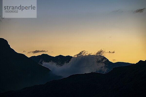 Sonnenaufgang über Engadiner Bergen  St Moritz  Engadin  Graubünden  Schweiz  Europa