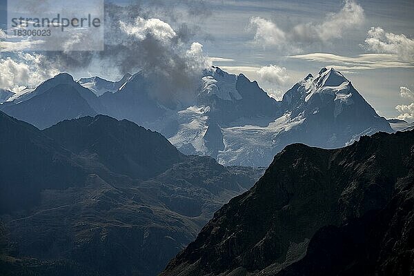 Bernina Gruppe mit Engadiner Bergen mit Wolkenhimmel  St Moritz  Engadin  Graubünden  Schweiz  Europa