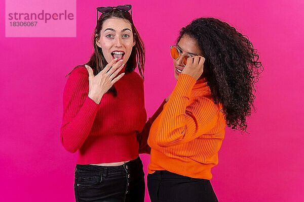 Weibliche Freunde in Sonnenbrille Spaß haben rosa Hintergrund  Studio Schuss  Lifestyle