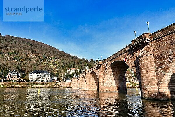 Die Karl-Theodor-Brücke  auch Alte Brücke genannt  ist eine Bogenbrücke in der Stadt Heidelberg  die den Neckar überquert