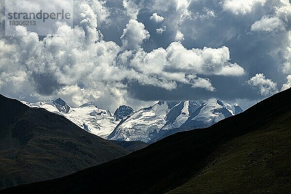 Bernina Gruppe mit dramatischem Wolkenhimmel  St Moritz  Engadin  Graubünden  Schweiz  Europa