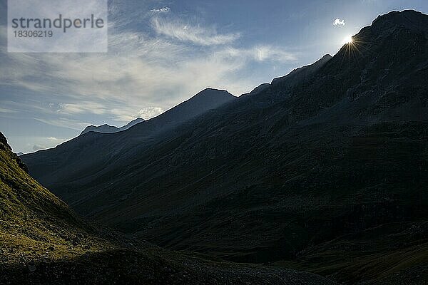 Val de Agnel mit Engadiner Berge im Morgenlicht  St Moritz  Engadin  Graubünden  Schweiz  Europa