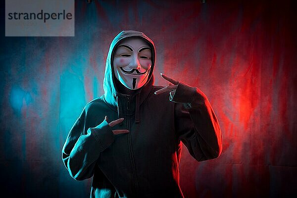 Hacker mit anonymer Maske macht den Sieg Symbol  rot und blau Hintergrund