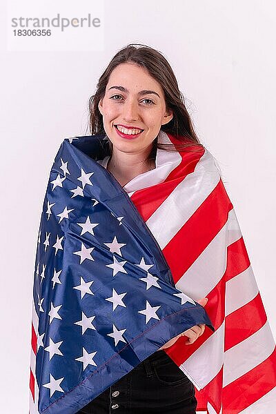 Kaukasische Frau lächelnd umarmt mit usa Flagge vor weißem Hintergrund