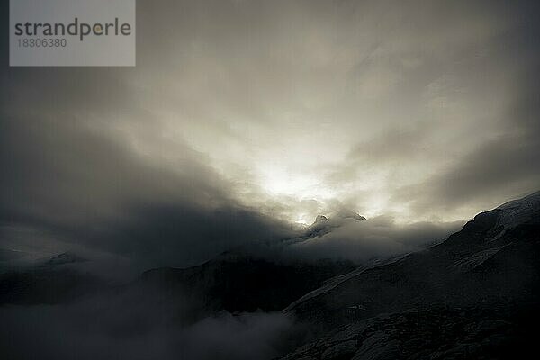 Bernina Gruppe mit Rosegg Gletscher und dramatischen Wolken bei blauer Stunde  St Moritz  Engadin  Graubünden  Schweiz  Europa