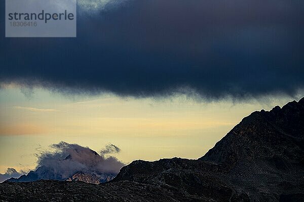 Dramatische Wolken über Engadiner Bergen bei blauer Stunde  St Moritz  Engadin  Graubünden  Schweiz  Europa