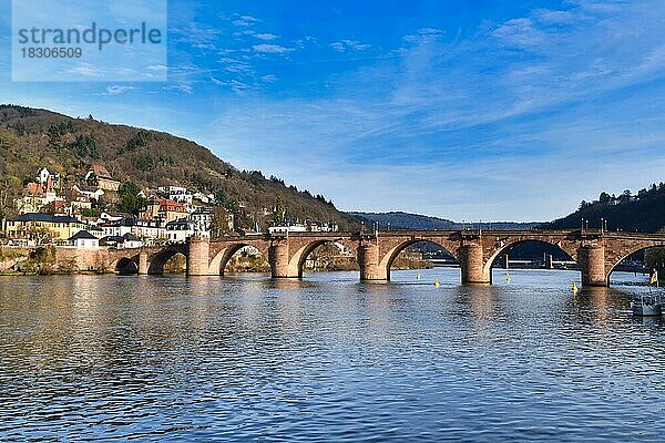 Die Karl-Theodor-Brücke  auch Alte Brücke genannt  ist eine Bogenbrücke in der Stadt Heidelberg  die den Neckar überquert