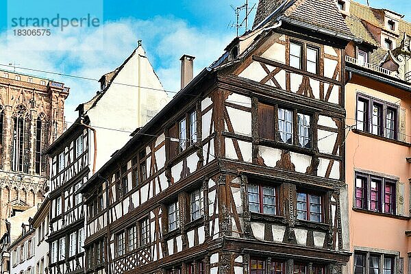 Ecke eines Fachwerkhauses im traditionellen europäischen Stil im historischen Stadtzentrum von Straßburg  Straßburg  Frankreich  Europa
