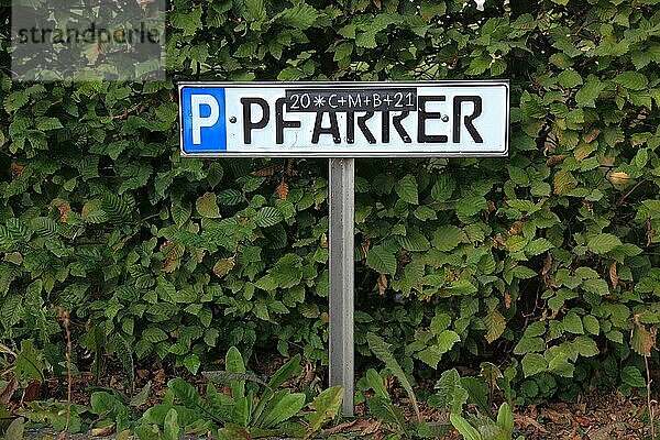 Sonderparkplatz für den Pfarrer mit Dreikönigssegen  C M B  Sternsinger