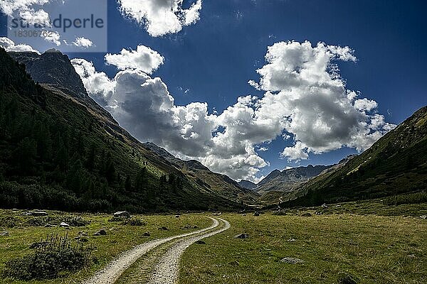 Gipfel des Val Bever mit Wolkenhimmel  St Moritz  Engadin  Graubünden  Schweiz  Europa