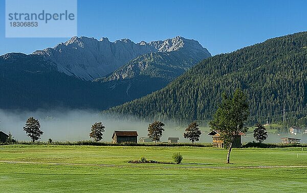 Morgennebel am Wettersteingebirge  Ehrwald  Tirol  Österreich  Europa