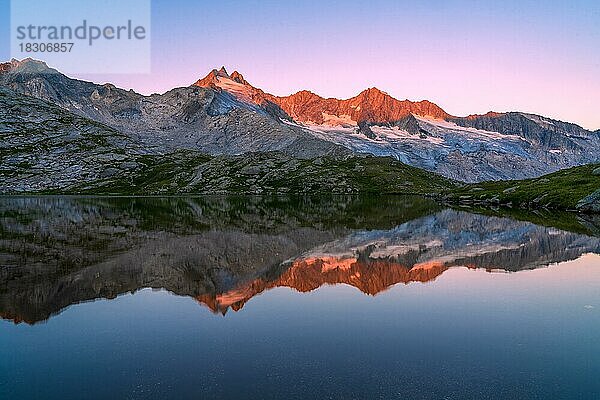 Sonnenaufgang am oberen Gerlossee  Wildgerlossee  Blick zum Gipfel Gabler  3263 Meter  Österreich  Europa