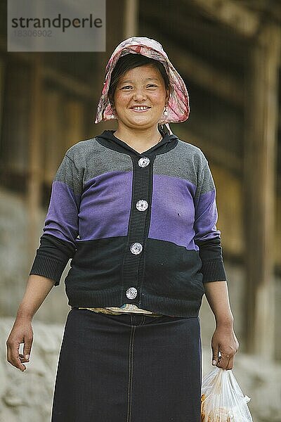 Lachende Tibeterin mit Kappe  Langmusi  Provinz Gansu  China  Asien