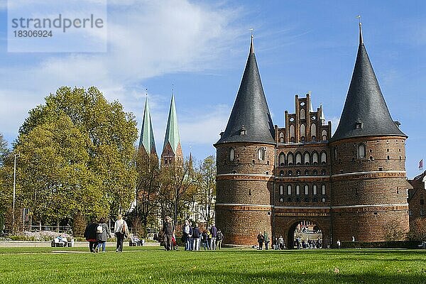 Touristen vor dem Holstentor  hinten Kirche St. Marien  Lübeck  UNESCO-Weltkulturerbe  Schleswig-Holstein  Deutschland  Europa