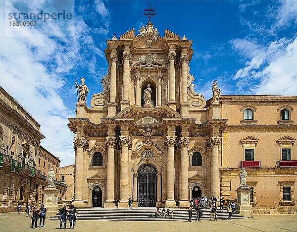 Kathedrale Santa Maria delle Colonne inkorporiert einen antiken Ahtene -Tempel  Altstadt auf der Insel Ortigia  Syrakus  Sizillien  Syrakus  Sizilien  Italien  Europa