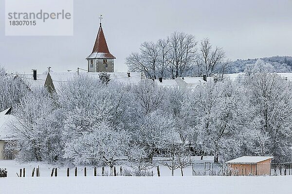 Winter mit Raureif auf der Schwäbischen Alb  Kirche von Römerstein-Donnstetten  Baden-Württemberg  Deutschland  Europa