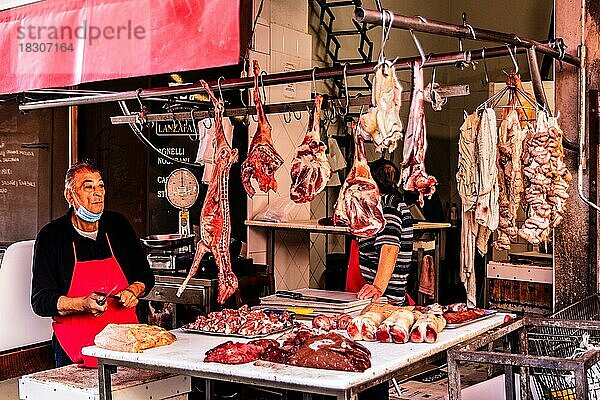 Fleischstand am historischer Fischmarkt La pescheria mit einer Fuelle bunter Meerestiere  Catania  Catania  Sizilien  Italien  Europa