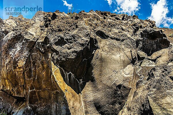 Crateri Silvestri  Wanderung am Rifugio Sapienza  Aetna mit vier Gipfelkratern ist mit 3357 Metern der hoechste aktive Vulkan Europas  Aetna  Sizilien  Italien  Europa