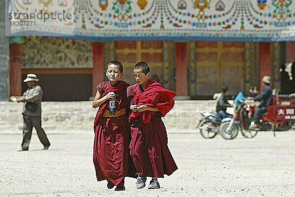 Novizen in Schamtab und Turnschuhen im tibetischen Labrang Kloster  Xiahe  Provinz Gansu  China  Asien