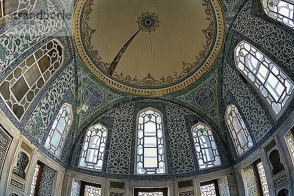 Kuppel und verzierte Fenster  Mosaike in der Privatkammer von Sultan Ahmed I  Harem  Innenaufnahme  Topkapi-Palast  Topkapi Serail  Fatih  Istanbul  Türkei  Asien