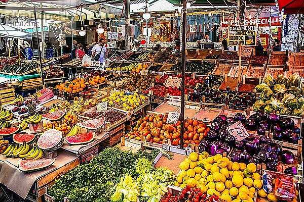 Gemuesestand  Ballarò Markt  bekannteste und aelteste Markt von Palermo mit orientalischem Charme  Sizillien  Palermo  Sizilien  Italien  Europa
