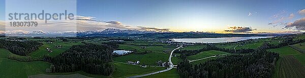 Panorama Luftaufnahme bei Sonnenuntergang mit Sempachersee  Alpen von Pilatus bis Rigi  Schlacht  Sempach  Luzern  Schweiz  Europa
