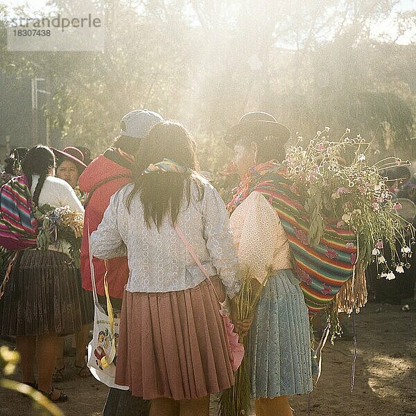 Atacama Hochebene Wüste Karneval Tradition Tracht Lateinamerika Amerika belebt bolivianisch Bolivien Brauch Brauchtum bunt dicht gedrängt divers farbenfroh farbenprächtig farbig Fasching Fasnacht Feier feiern Fest gemeinsam Lebensart Lebensstil lebhaft Mensch Menschenansammlung Menschenmenge Tanz tanzen Luftschlangen fröhlich analgo