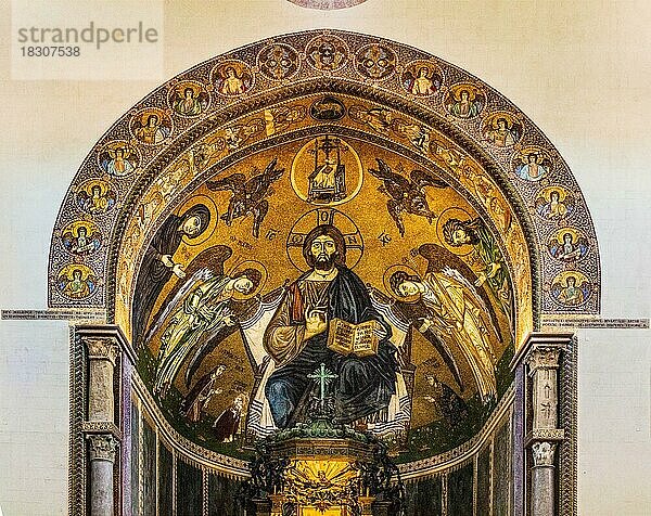 Altarraum mit Christus Pnatokrator  Kathedrale Maria SS. Assunta  mit groesster mechanischer Uhr der Welt  12.Jhd.  Messina  Sizilien  Italien  Europa