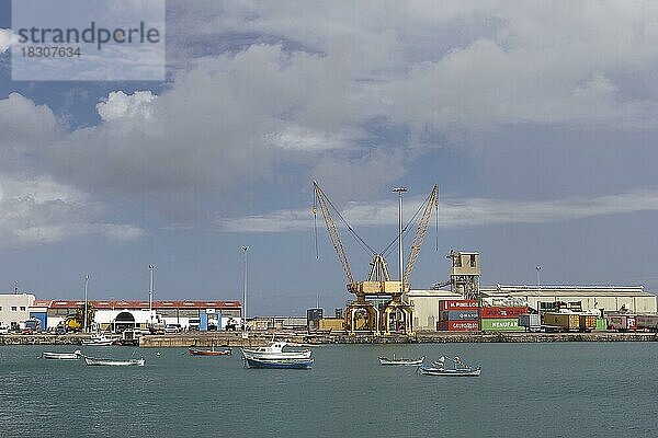 Hafen  Verladekräne  Hauptstadt  Puerto del Rosario  blauer wolkiger Himmel  grünes Wasser  Boote  Container  Fuerteventura  Kanarische Inseln  Spanien  Europa
