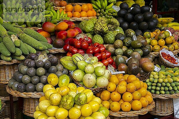 Verkaufsstand mit Früchten und Obst am Mercado dos Lavradores  Funchal  Madeira  Portugal  Europa