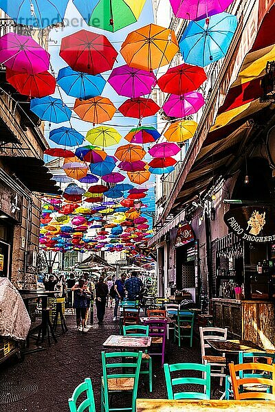 Farbige Regenschirme als Dach am historischer Fischmarkt La pescheria mit einer Fuelle bunter Meerestiere  Catania  Catania  Sizilien  Italien  Europa
