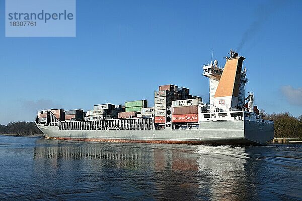 Containerschiff Thetis D fährt durch den Nord-Ostsee-Kanal  Schleswig-Holstein  Deutschland  Europa