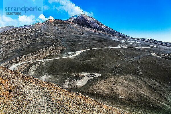 Suedflanke des Ätna mit Nebenkratern  Aetna mit vier Gipfelkratern ist mit 3357 Metern der hoechste aktive Vulkan Europas  Aetna  Sizilien  Italien  Europa