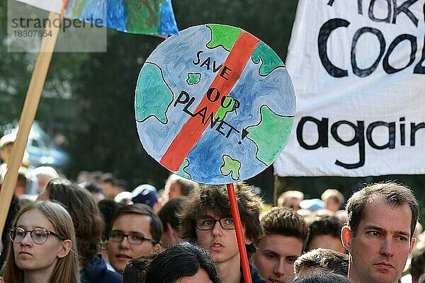 Rundes Protestschild in Form der Erde mit der Aufschrift Save our planet  hochgehalten von jungen Menschen während der Global Climate Strike Veranstaltung  Heidelberg  Deutschland  Europa