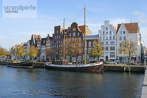 Museumshafen vor der Altstadt an der Trave  Lübeck  UNESCO-Weltkulturerbe  Schleswig-Holstein  Deutschland  Europa